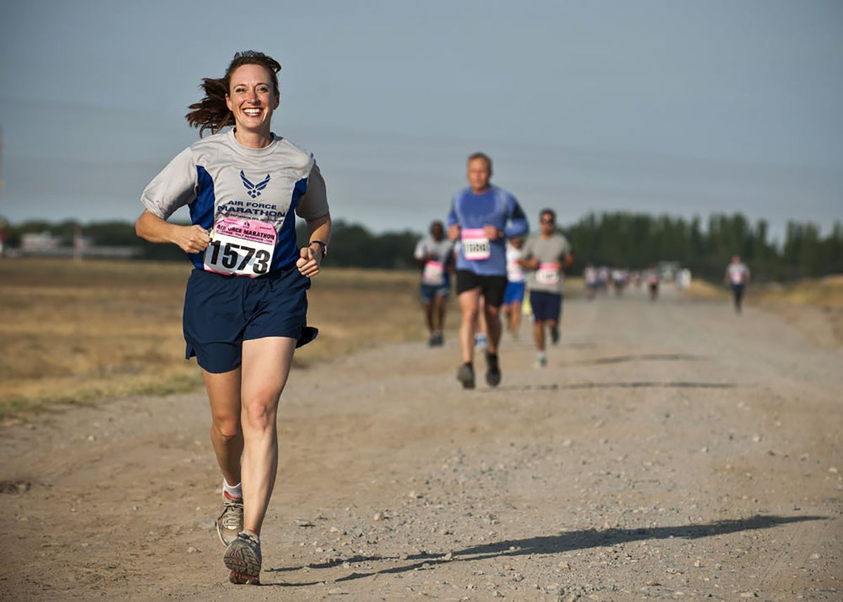 woman running in 5k